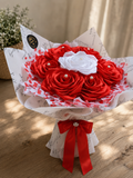 Handgefertigter Satinrosen-Strauß mit 7 Rosen – Rot & Weiß