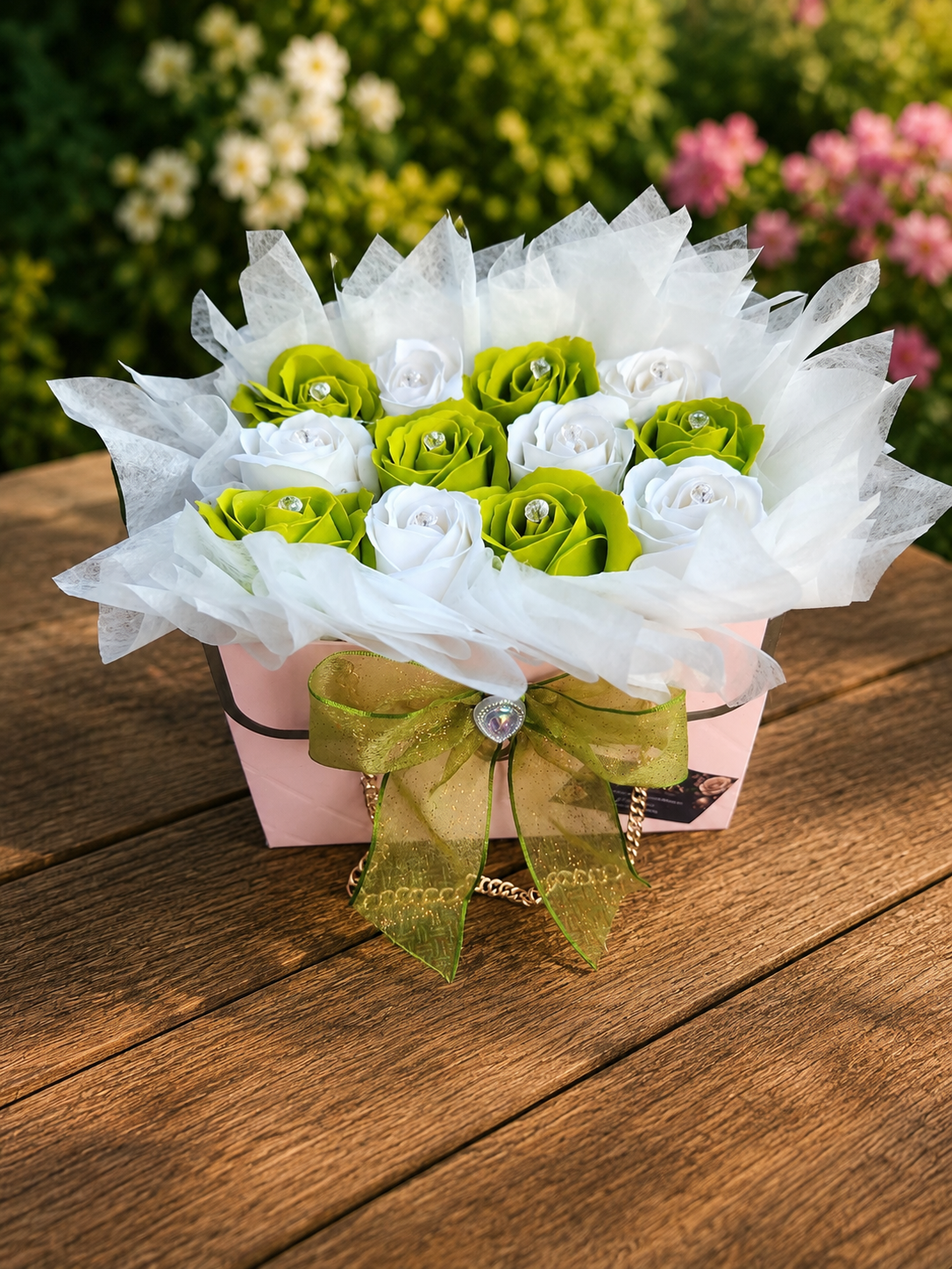 💚 Handgefertigtes Rosenarrangement in Geschenkbox – Grün & Weiß